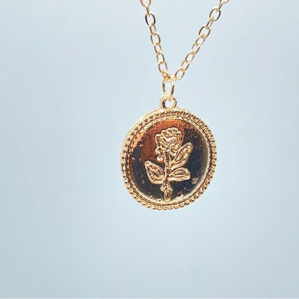 Rose pendant necklace